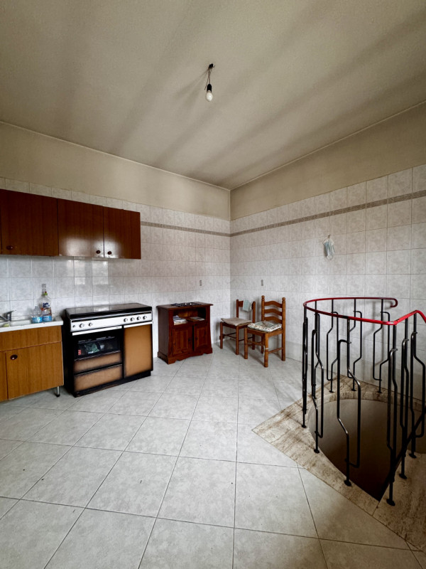 COMPOSIZIONE:
Proponiamo in vendita un interessante compendio immobiliare con spazio commerciale ...