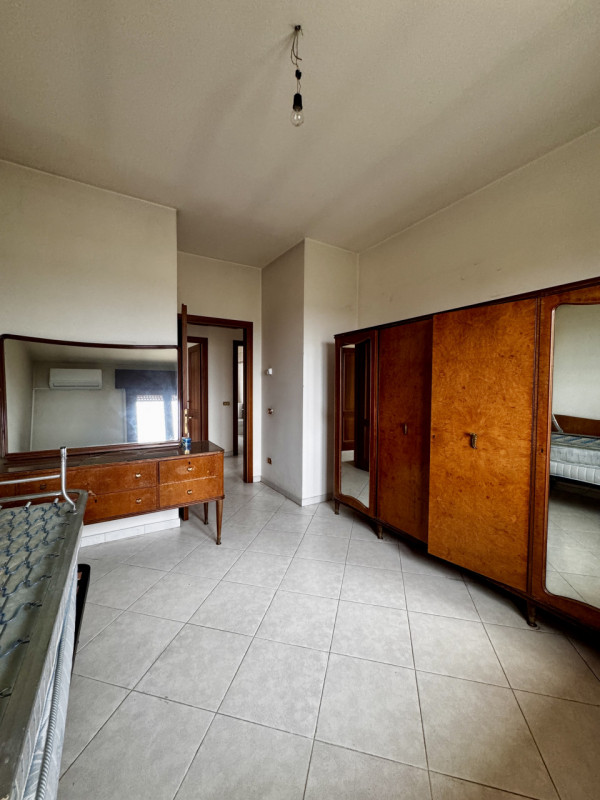 COMPOSIZIONE:
Proponiamo in vendita un interessante compendio immobiliare con spazio commerciale ...