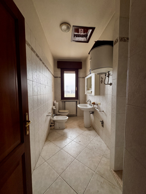 COMPOSIZIONE:
Proponiamo in vendita un interessante compendio immobiliare con spazio commerciale ...