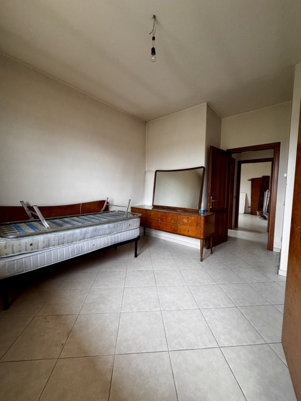 COMPOSIZIONE:
Proponiamo in vendita un interessante compendio immobiliare con spazio commerciale ...