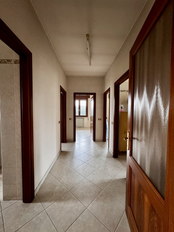 COMPOSIZIONE:
Proponiamo in vendita un interessante compendio immobiliare con spazio commerciale ...