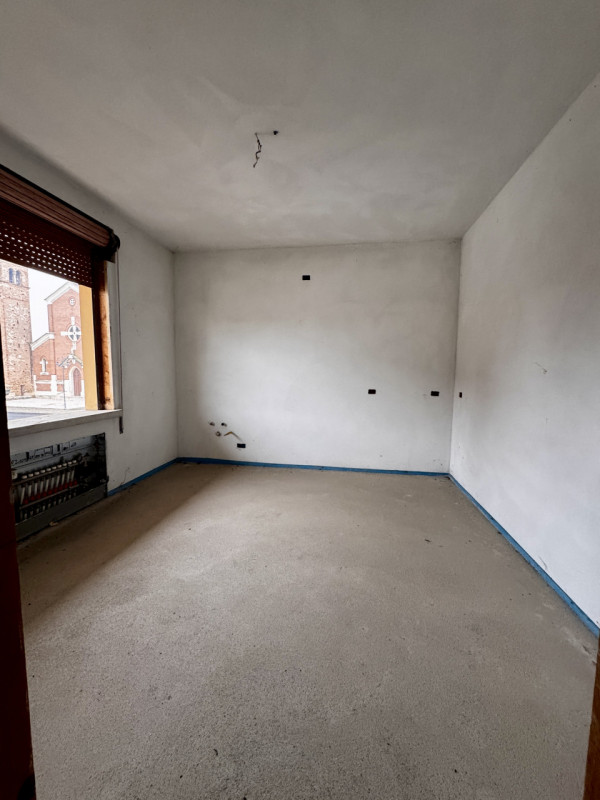 COMPOSIZIONE:
Proponiamo in vendita un interessante compendio immobiliare con spazio commerciale ...