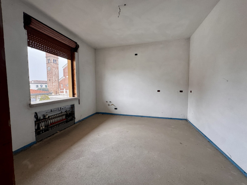 COMPOSIZIONE:
Proponiamo in vendita un interessante compendio immobiliare con spazio commerciale ...