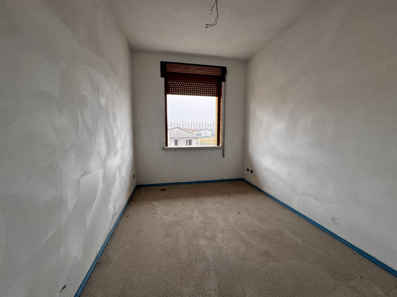 COMPOSIZIONE:
Proponiamo in vendita un interessante compendio immobiliare con spazio commerciale ...