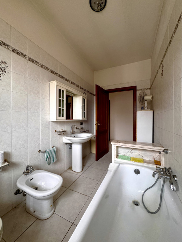 COMPOSIZIONE:
Proponiamo in vendita un interessante compendio immobiliare con spazio commerciale ...