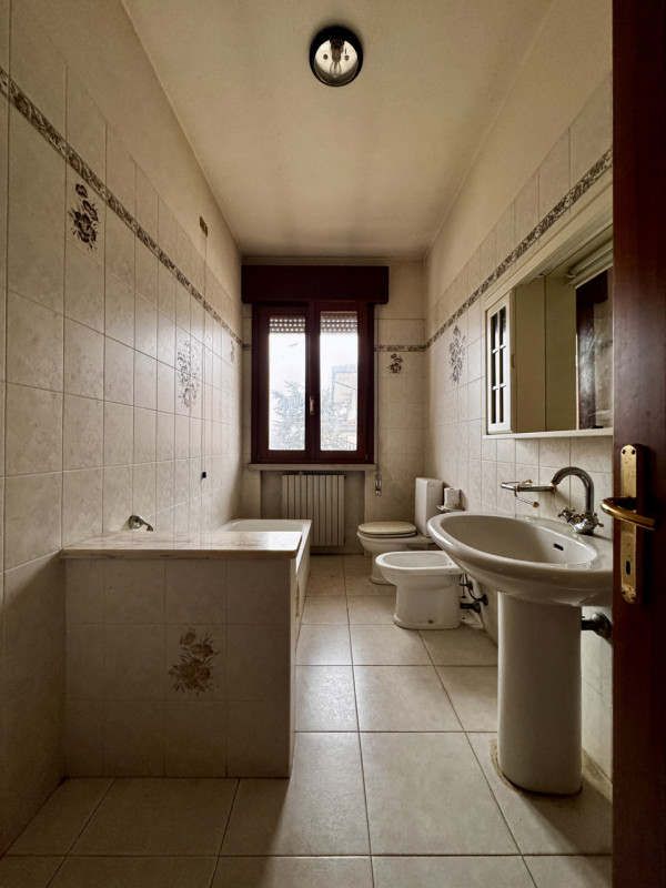 COMPOSIZIONE:
Proponiamo in vendita un interessante compendio immobiliare con spazio commerciale ...