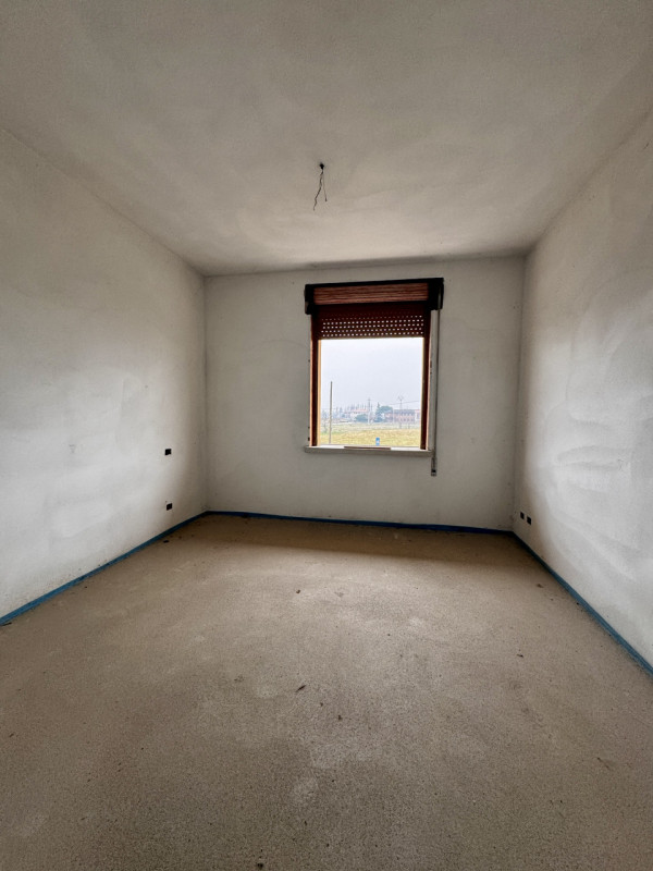 COMPOSIZIONE:
Proponiamo in vendita un interessante compendio immobiliare con spazio commerciale ...