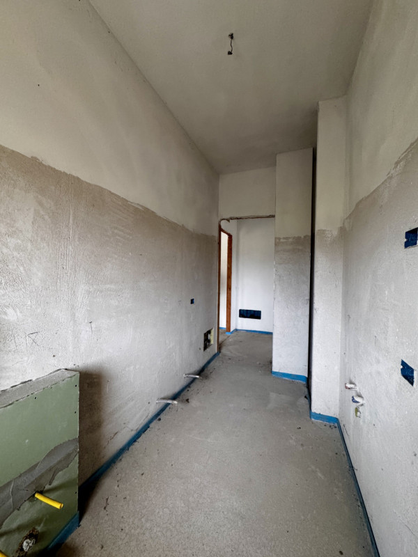 COMPOSIZIONE:
Proponiamo in vendita un interessante compendio immobiliare con spazio commerciale ...