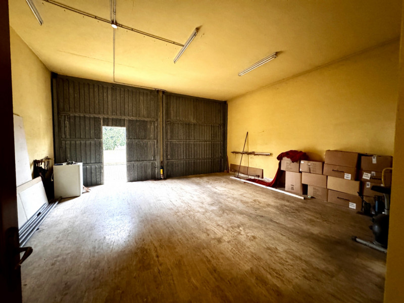 COMPOSIZIONE:
Proponiamo in vendita un interessante compendio immobiliare con spazio commerciale ...