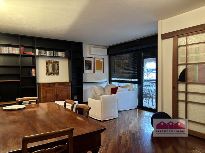 ZONA BANCHE: LUMINOSISSIMO TRICAMERE CON DUE TERRAZZE E GARAGE IN CONTESTO TRANQUILLO E BEN ABITA...