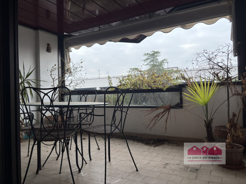 ZONA BANCHE: LUMINOSISSIMO TRICAMERE CON DUE TERRAZZE E GARAGE IN CONTESTO TRANQUILLO E BEN ABITA...