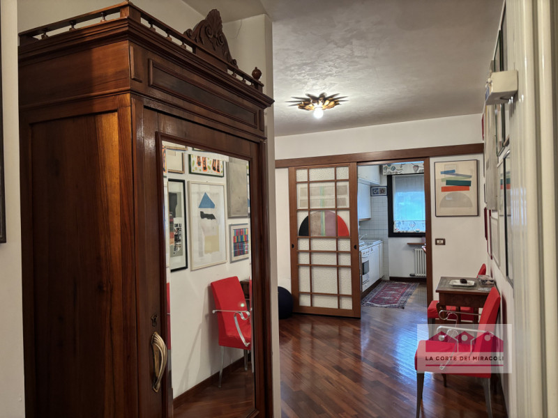 ZONA BANCHE: LUMINOSISSIMO TRICAMERE CON DUE TERRAZZE E GARAGE IN CONTESTO TRANQUILLO E BEN ABITA...