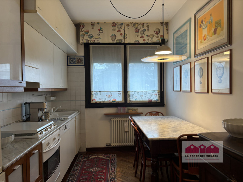 ZONA BANCHE: LUMINOSISSIMO TRICAMERE CON DUE TERRAZZE E GARAGE IN CONTESTO TRANQUILLO E BEN ABITA...