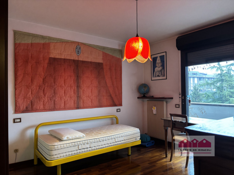 ZONA BANCHE: LUMINOSISSIMO TRICAMERE CON DUE TERRAZZE E GARAGE IN CONTESTO TRANQUILLO E BEN ABITA...