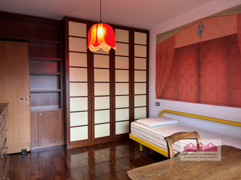 ZONA BANCHE: LUMINOSISSIMO TRICAMERE CON DUE TERRAZZE E GARAGE IN CONTESTO TRANQUILLO E BEN ABITA...