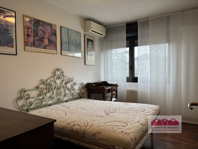 ZONA BANCHE: LUMINOSISSIMO TRICAMERE CON DUE TERRAZZE E GARAGE IN CONTESTO TRANQUILLO E BEN ABITA...