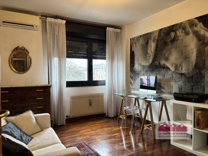 ZONA BANCHE: LUMINOSISSIMO TRICAMERE CON DUE TERRAZZE E GARAGE IN CONTESTO TRANQUILLO E BEN ABITA...