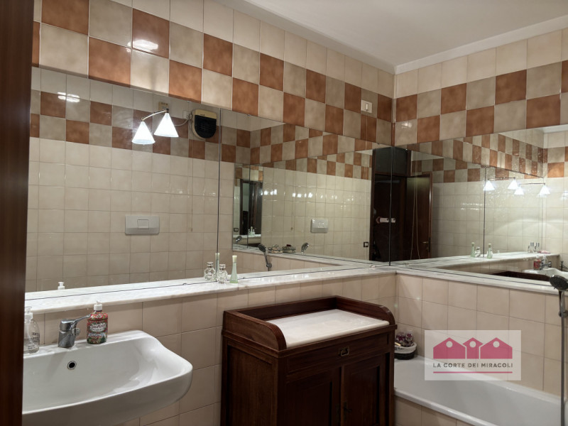 ZONA BANCHE: LUMINOSISSIMO TRICAMERE CON DUE TERRAZZE E GARAGE IN CONTESTO TRANQUILLO E BEN ABITA...