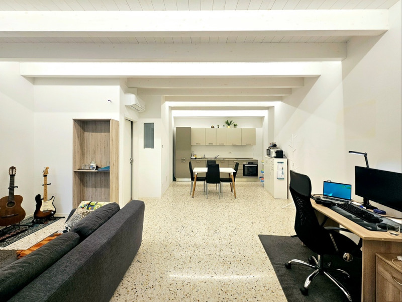 In centro a Este, proponiamo in affitto un moderno appartamento al piano terra, ideale per chi de...