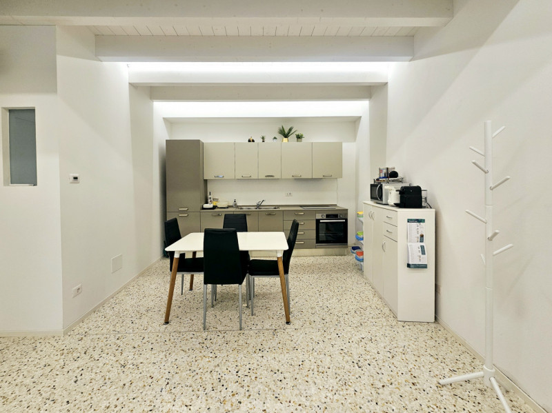 In centro a Este, proponiamo in affitto un moderno appartamento al piano terra, ideale per chi de...