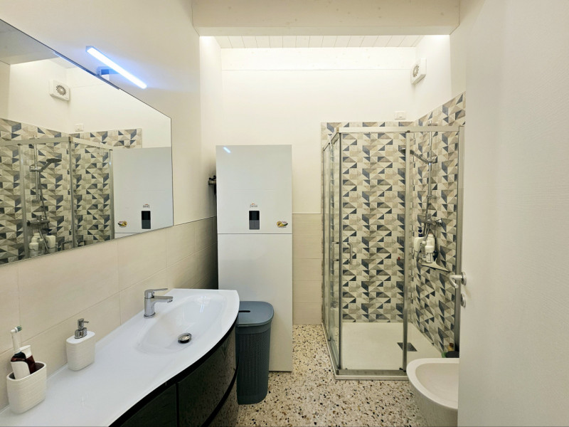 In centro a Este, proponiamo in affitto un moderno appartamento al piano terra, ideale per chi de...