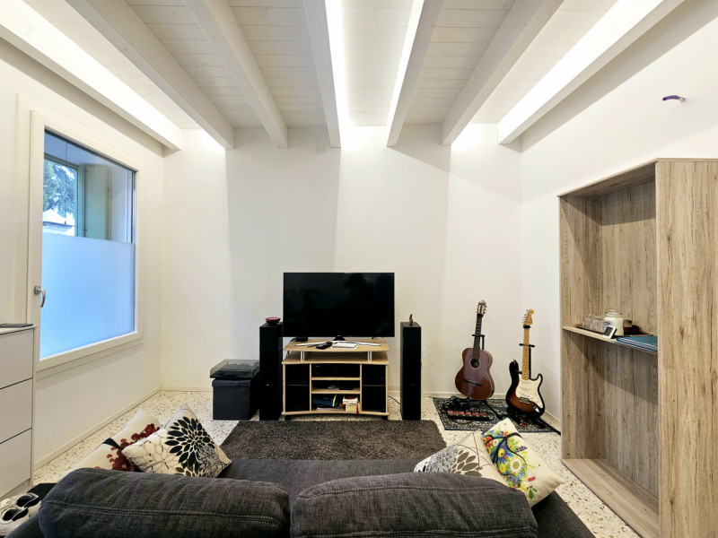 In centro a Este, proponiamo in affitto un moderno appartamento al piano terra, ideale per chi de...