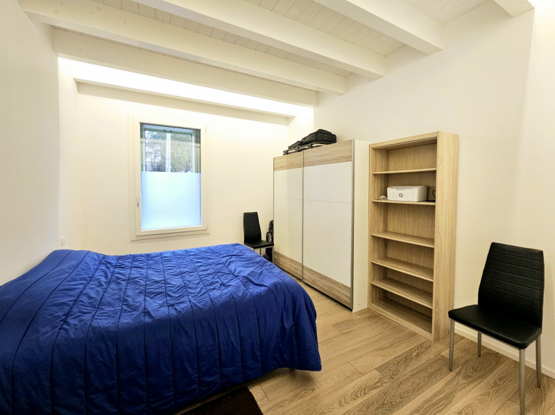 In centro a Este, proponiamo in affitto un moderno appartamento al piano terra, ideale per chi de...