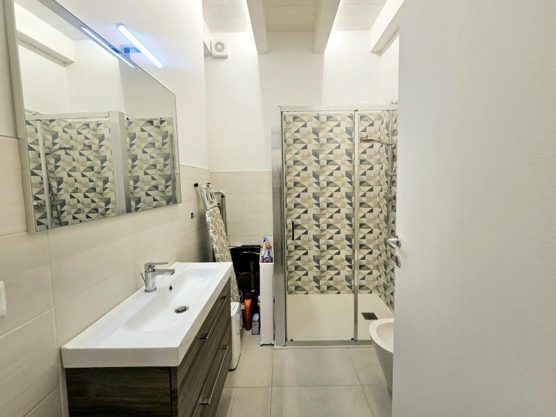 In centro a Este, proponiamo in affitto un moderno appartamento al piano terra, ideale per chi de...