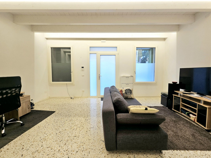 In centro a Este, proponiamo in affitto un moderno appartamento al piano terra, ideale per chi de...