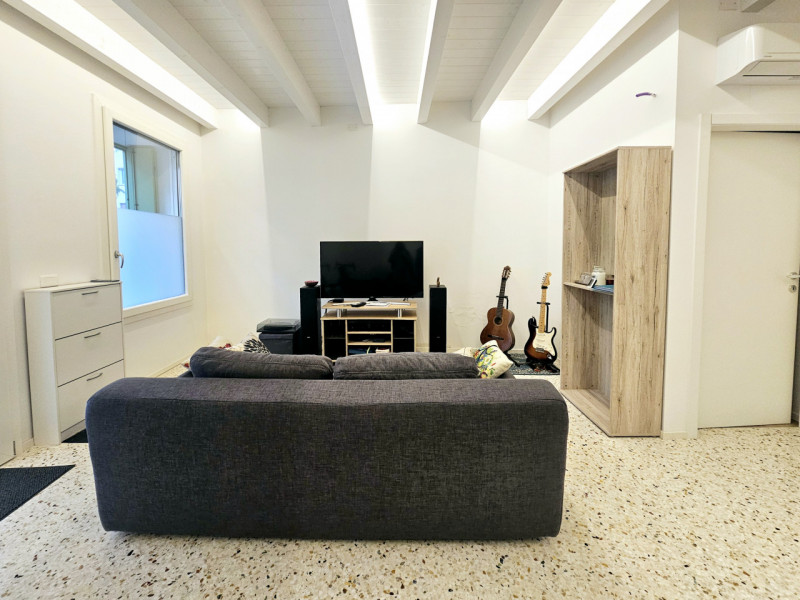 In centro a Este, proponiamo in affitto un moderno appartamento al piano terra, ideale per chi de...