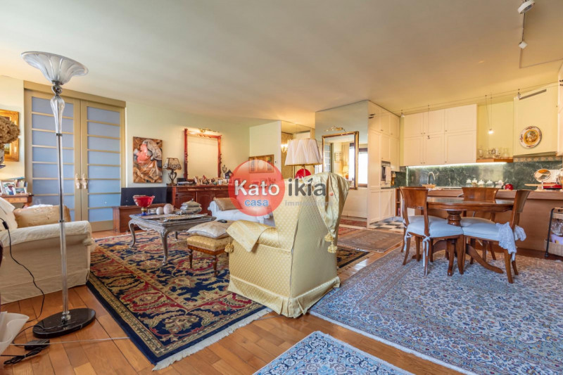 In un contesto signorile e riservato di sole 3 unità, proponiamo un bilocale di circa 90 mq al pr...