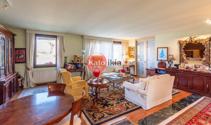 In un contesto signorile e riservato di sole 3 unità, proponiamo un bilocale di circa 90 mq al pr...