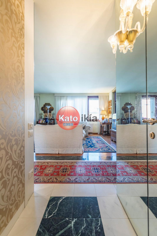 In un contesto signorile e riservato di sole 3 unità, proponiamo un bilocale di circa 90 mq al pr...