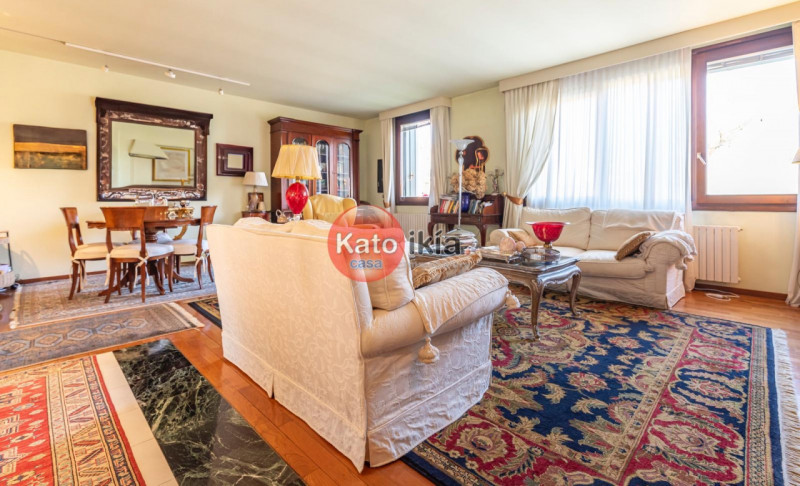 In un contesto signorile e riservato di sole 3 unità, proponiamo un bilocale di circa 90 mq al pr...