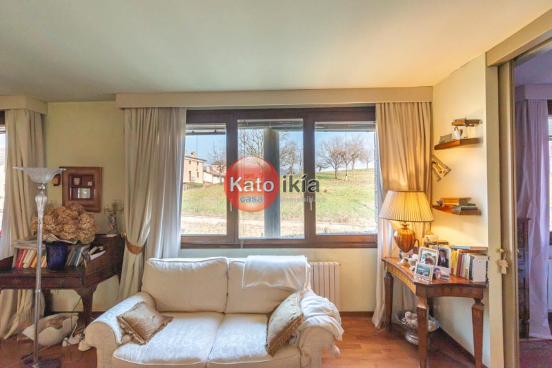 In un contesto signorile e riservato di sole 3 unità, proponiamo un bilocale di circa 90 mq al pr...