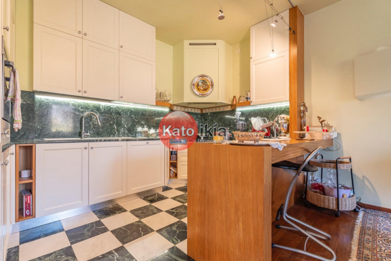 In un contesto signorile e riservato di sole 3 unità, proponiamo un bilocale di circa 90 mq al pr...