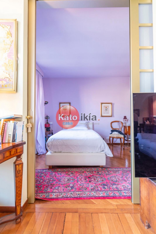 In un contesto signorile e riservato di sole 3 unità, proponiamo un bilocale di circa 90 mq al pr...