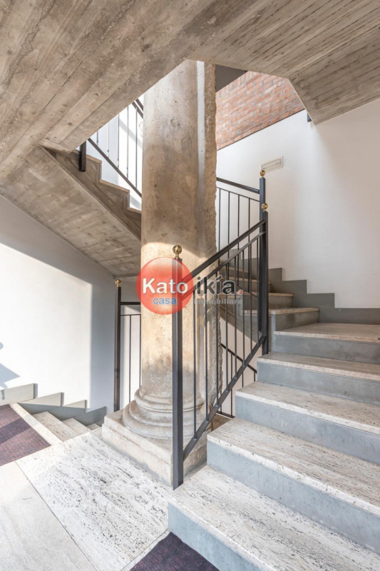 In un contesto signorile e riservato di sole 3 unità, proponiamo un bilocale di circa 90 mq al pr...