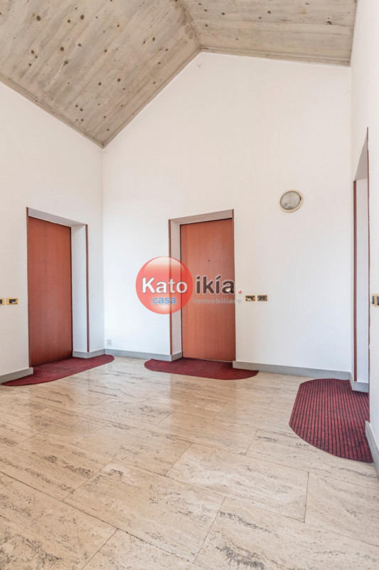 In un contesto signorile e riservato di sole 3 unità, proponiamo un bilocale di circa 90 mq al pr...