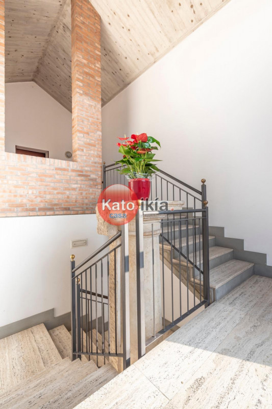 In un contesto signorile e riservato di sole 3 unità, proponiamo un bilocale di circa 90 mq al pr...