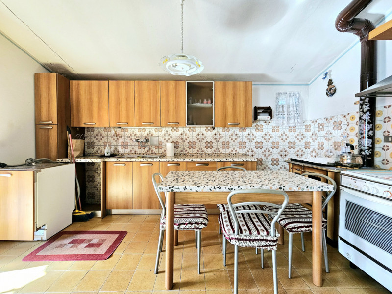 A Ponso, località Bresega, proponiamo in vendita porzione di bifamiliare con cortile e terreno su...