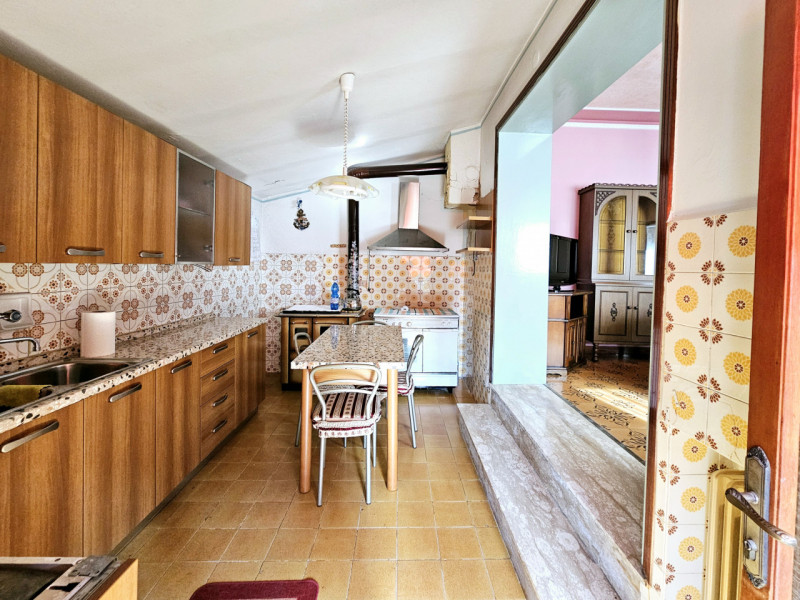 A Ponso, località Bresega, proponiamo in vendita porzione di bifamiliare con cortile e terreno su...