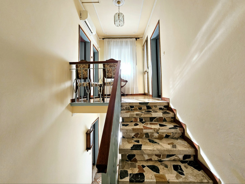 A Ponso, località Bresega, proponiamo in vendita porzione di bifamiliare con cortile e terreno su...