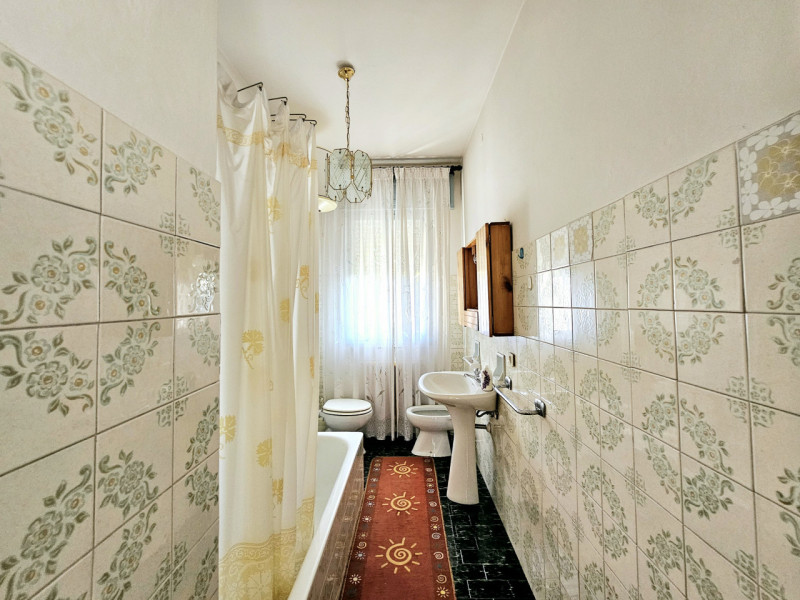 A Ponso, località Bresega, proponiamo in vendita porzione di bifamiliare con cortile e terreno su...