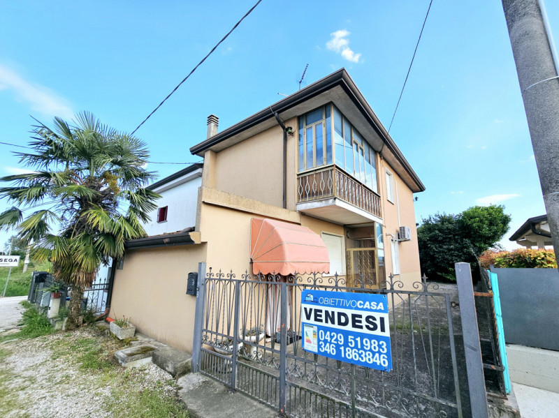 A Ponso, località Bresega, proponiamo in vendita porzione di bifamiliare con cortile e terreno su...