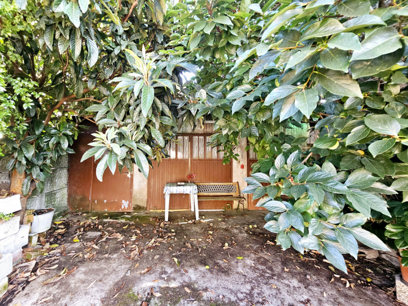 A Ponso, località Bresega, proponiamo in vendita porzione di bifamiliare con cortile e terreno su...