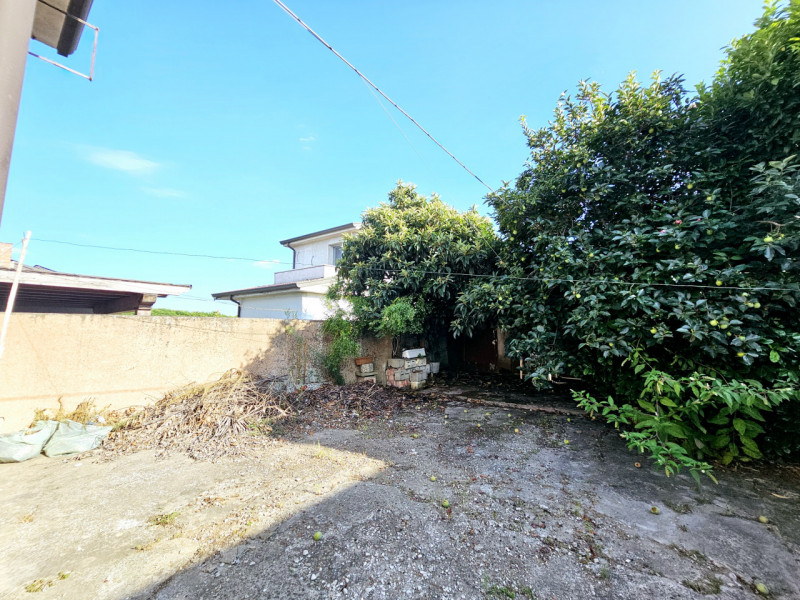 A Ponso, località Bresega, proponiamo in vendita porzione di bifamiliare con cortile e terreno su...