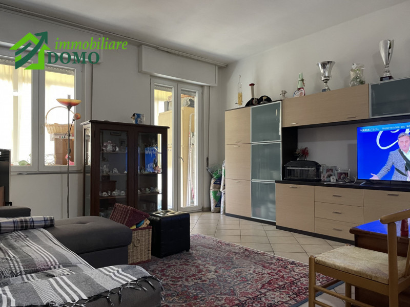 Schio: comodo a tutti i servizi, appartamento Bicamere, al piano terzo e ultimo su contesto di 6 ...