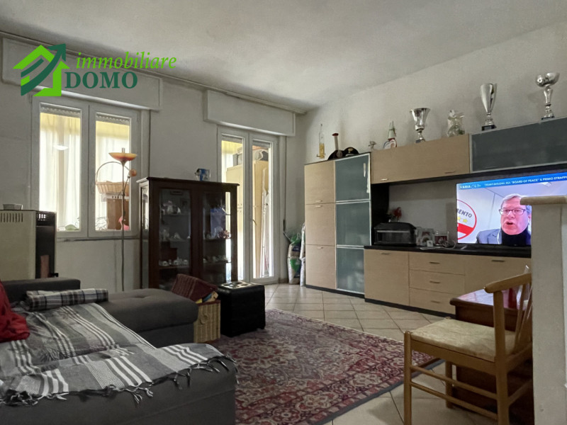 Schio: comodo a tutti i servizi, appartamento Bicamere, al piano terzo e ultimo su contesto di 6 ...