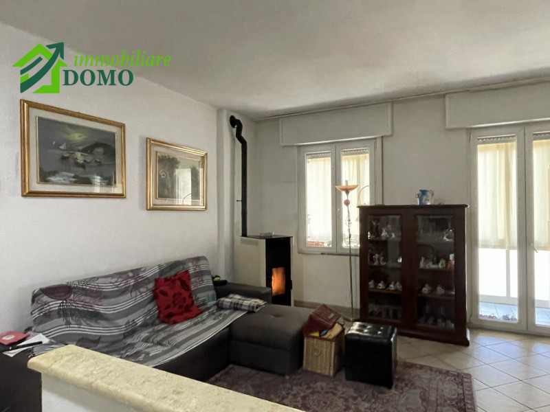 Schio: comodo a tutti i servizi, appartamento Bicamere, al piano terzo e ultimo su contesto di 6 ...